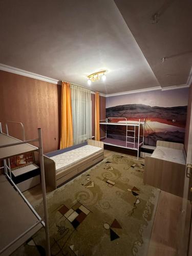 Хостел Aspan في ألماتي: غرفة نوم بسريرين بطابقين ولوحة