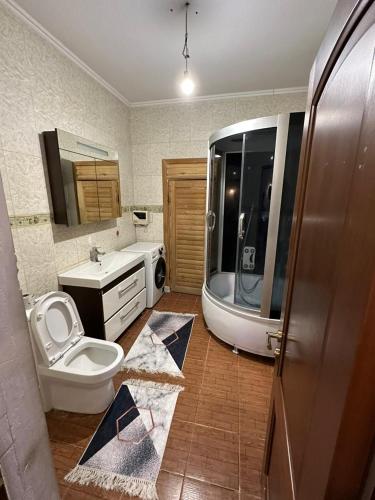 Хостел Aspan في ألماتي: حمام مع مرحاض ومغسلة