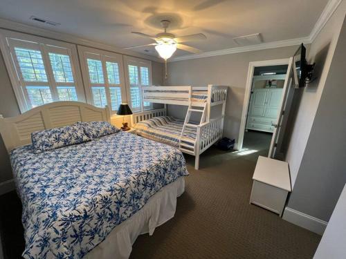 um quarto com uma cama, um beliche e uma escada em Stunning Waterfront View Home-Private Dock, Beach em Beaufort