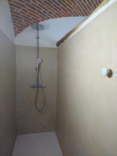 La salle de bains est pourvue d'une douche et d'un plafond en briques. dans l'établissement chez Angèle, à Aléria