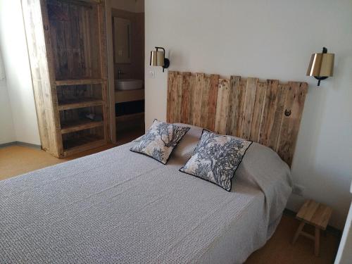 une chambre avec un lit avec deux oreillers dessus dans l'établissement chez Angèle, à Aléria