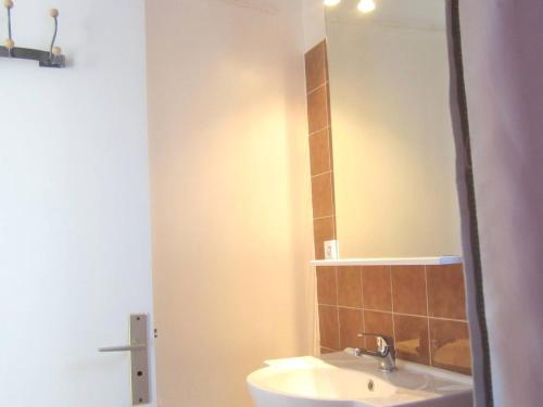 une salle de bain avec un lavabo et un miroir dans l'établissement Maison 2* à 100m de la plage avec WIFI, terrasse fleurie, parking gratuit - Perros-Guirec - FR-1-368-279, à Perros-Guirec