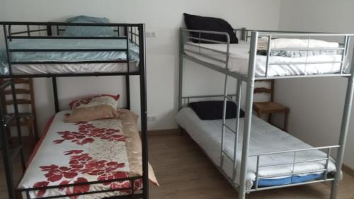 מיטה או מיטות קומותיים בחדר ב-Gite de la margeride