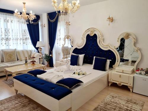 1 dormitorio con 1 cama grande y muebles de color azul y blanco en Вила с минимален басейн и джакузи, en Bankya