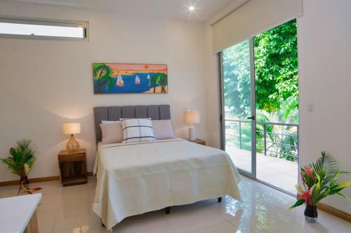 Un pat sau paturi într-o cameră la Riviera Residences