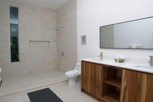 Ett badrum på Riviera Residences