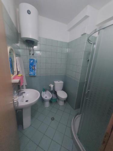 uma casa de banho com 2 WC, um lavatório e um chuveiro em S&N em Kaninë