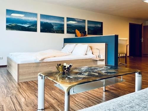 een slaapkamer met een bed en een glazen tafel bij Haus Leitner in Attersee am Attersee