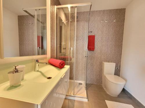 ラ・マタにあるAquanature 1-5Dのバスルーム(シャワー、洗面台、トイレ付)