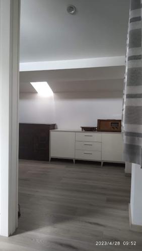 ein leeres Zimmer mit einer Küche und einer Decke in der Unterkunft Mansarda Pascoli in Malnate