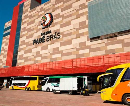 a group of vans parked in front of a building at Charmoso Studio - AR - Vinho Gratis - Brás - Expo Center Norte - Anhembi - Feirinha da madrugada - Estacionamento Gratis in Sao Paulo