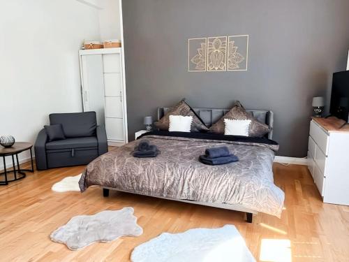 een slaapkamer met een bed en handdoeken op de vloer bij Loftstyle I WLAN I Stellplatz in Dresden
