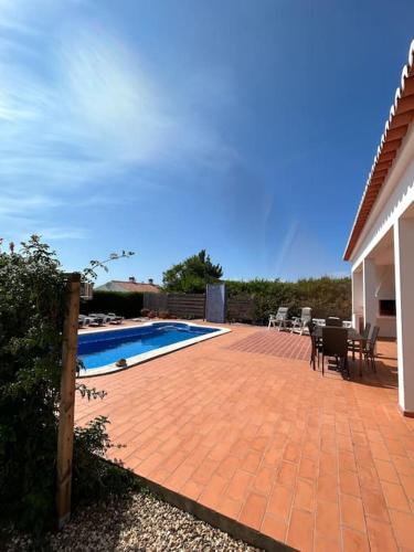 Casa Lina - villa with garden and pool by Lisbeyond