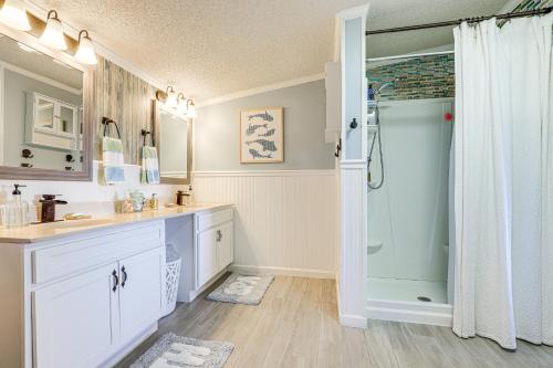 Vannituba majutusasutuses Dreamy Home on Lake Istokpoga with Dock and Views!