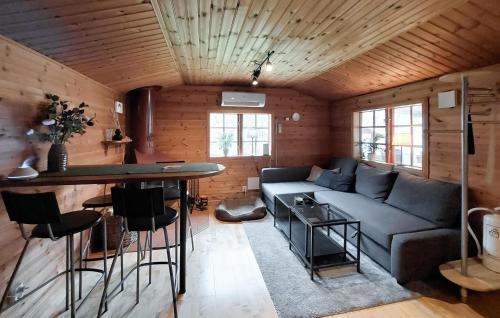 - un salon avec un canapé et une table dans l'établissement 2 Bedroom Awesome Home In Ljungby, à Ljungby