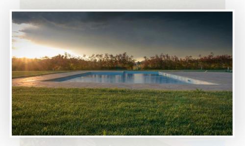 een leeg zwembad in het midden van een veld bij Tenuta Costa dei platani, casa dei platani in Acqui Terme