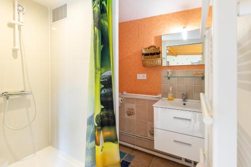 une salle de bain avec une douche, un lavabo et un miroir dans l'établissement Entre plages à 2kms et forêt, à Saint-Jean-de-Monts