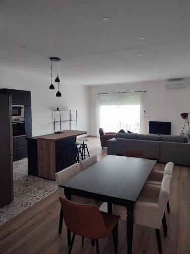 un salon avec un canapé et une table dans l'établissement Le Nid Tourbain, à Tourbes