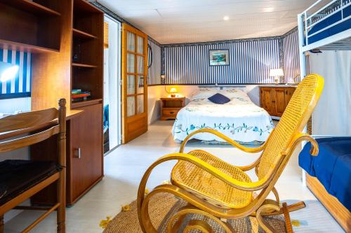 une chambre avec un lit, un bureau et une chaise dans l'établissement Entre plages à 2kms et forêt, à Saint-Jean-de-Monts