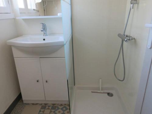 une salle de bain avec douche et lavabo dans l'établissement Maison renovée avec jardin, WiFi, à 1km du port de Ploumanac'h, Perros-Guirec - FR-1-368-303, à Perros-Guirec