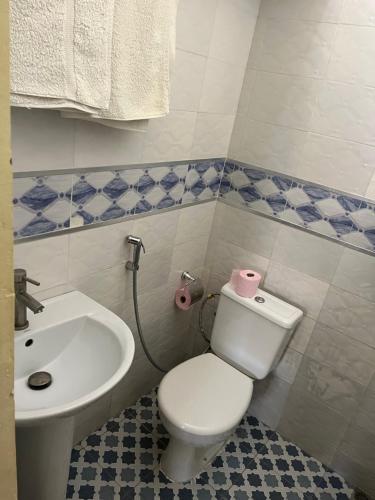 uma casa de banho com um WC e um lavatório em Chambre SDB simple avec accès piscine em Sali Poulang