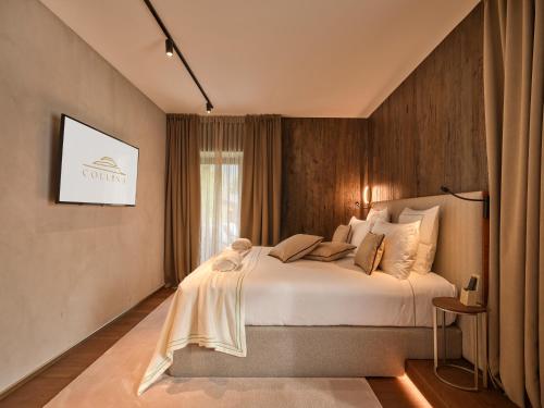 Un dormitorio con una cama grande y una ventana en Collina Luxury Relais, en Clusone