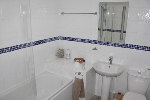 ein weißes Badezimmer mit Waschbecken und Toilette in der Unterkunft Seaside Cottage 2 Bedroom - Bron-Y-Wendon Holiday Park in Llanddulas