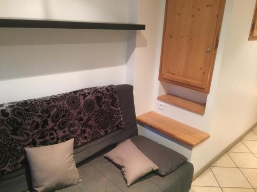 - un salon avec un canapé et une étagère en bois dans l'établissement BEAU STUDIO CLIMATISE PROXIMITE PORTS ET PLAGES, à La Ciotat