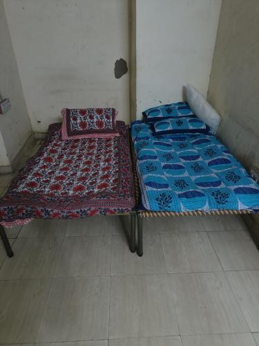 Кровать или кровати в номере Big Room Near Dargah Sharif Ajmer