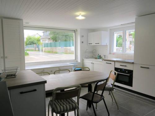 une cuisine avec une table et des chaises et une fenêtre dans l'établissement Maison cosy 5 pers à 640m de la plage et proche GR34 à Perros-Guirec - FR-1-368-309, à Perros-Guirec