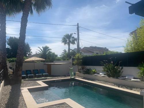 Haut de villa, avec piscine tout confort, 2km de la plage.