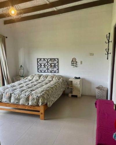 1 dormitorio con 1 cama grande en una habitación en Casa Pachacamac 'Pan de Azúcar', en Pachacámac