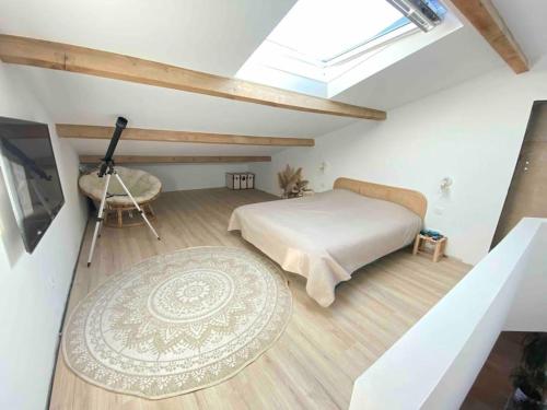 - une chambre mansardée avec un lit et un tapis dans l'établissement Haut de villa, avec piscine tout confort, 2km de la plage., à La Seyne-sur-Mer
