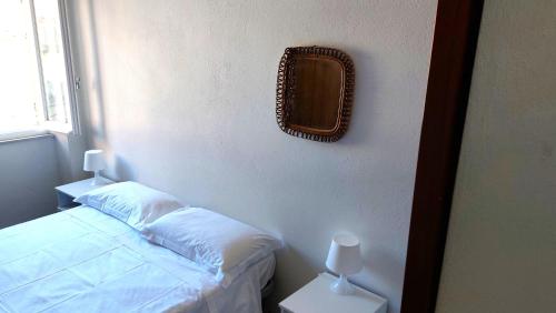 une chambre avec un lit et un miroir au mur dans l'établissement Lerici - Il Terrazzino di Zia, à Lerici
