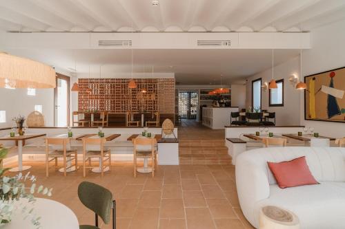 sala de estar con sofá blanco y comedor en Boutique Hotel Villa Salvador - Adults Only, en Cadaqués