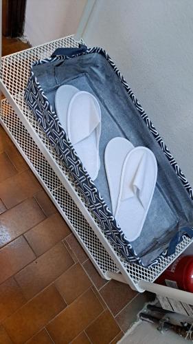 un par de zapatos blancos en un cajón abierto en Al NIDO DELLE RONDINI, en Vaprio dʼAdda