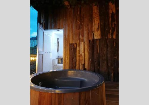 una vasca da bagno in una cucina con frigorifero di Hotel Cabañas y Chalets lujosos Mágica Luna a Villamaría