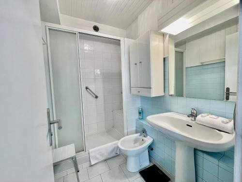 une salle de bain avec un lavabo, une douche et des toilettes dans l'établissement PGH N31- Plage à 50m, Centre-Ville, Parking Privé, à La Grande Motte
