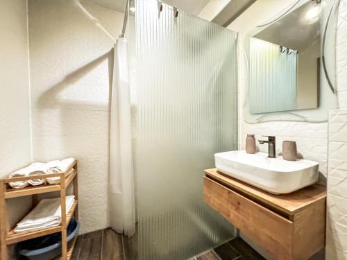 un baño con lavabo y espejo en Apartment Milan Hvar-Quiet Oasis, en Hvar