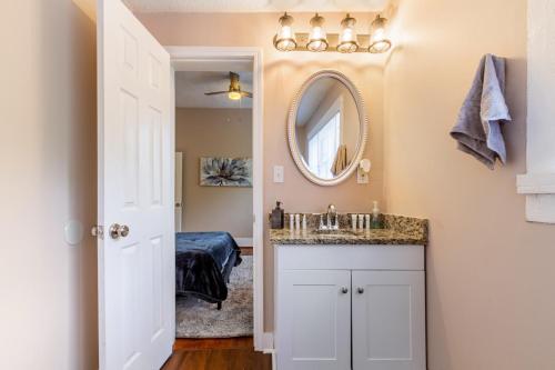 een badkamer met een wastafel en een spiegel bij Family-Ready 3BR Home, Pets OK, Near Downtown in Atlanta