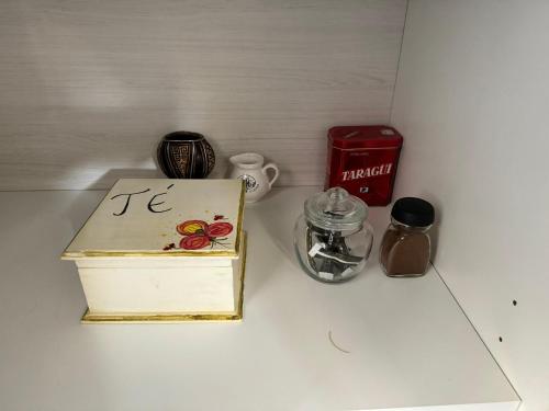 een houten kist met een bordje erop naast een pot bij Dpto, 4 Estaciones I in El Bolsón