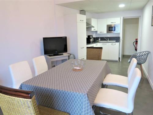 une salle à manger avec une table et des chaises et une cuisine dans l'établissement Bel appart 6 pers, WIFI, vue mer et port, Perros-Guirec - FR-1-368-326, à Perros-Guirec