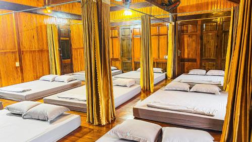 Ένα ή περισσότερα κρεβάτια σε δωμάτιο στο Homestay Yến Long