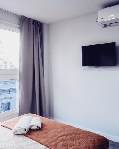 Un dormitorio con una cama con dos toallas encima. en POTENCIAL Alquileres Temporarios DE LUJO, en San Nicolás de los Arroyos