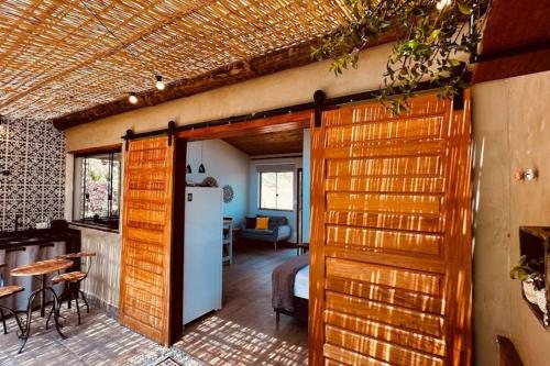 Cabanas da Mata - Cabana Candeia - Casa Branca/MG في كازا برانكا: باب مفتوح لغرفة بها مطبخ