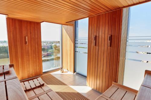 Cette chambre offre une vue sur l'eau. dans l'établissement Steigenberger Hotel Bremen, à Brême