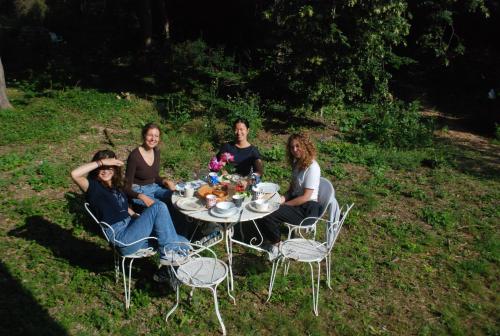 a group of women sitting around a table at YXIE - Manoir des Arts in Villeblevin