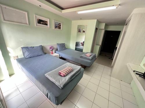 1 dormitorio con 1 cama y 1 sofá en เฟริช หัวหิน ชะอำ, en Hua Hin