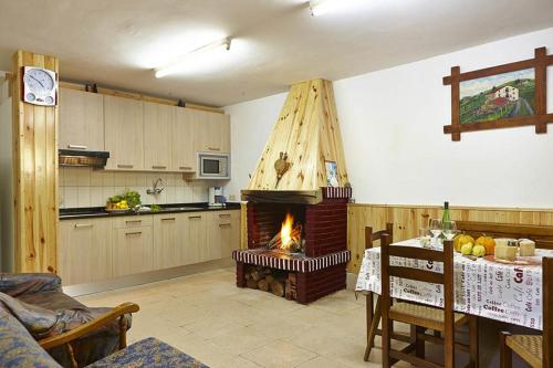 cocina con chimenea en el medio de una habitación en Agroturismo Kasa Barri en Bermeo