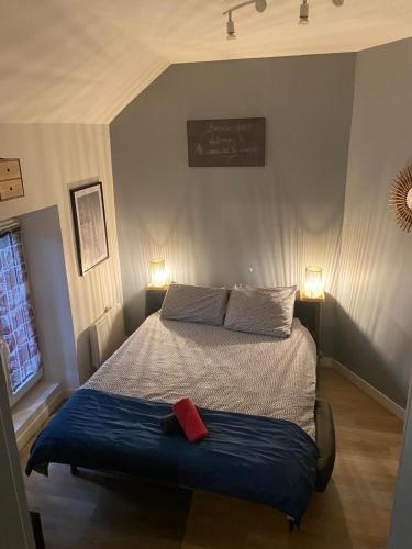 sypialnia z łóżkiem z czerwonym przedmiotem w obiekcie F1 Meublé et Confortable en cœur de ville w mieście Longjumeau